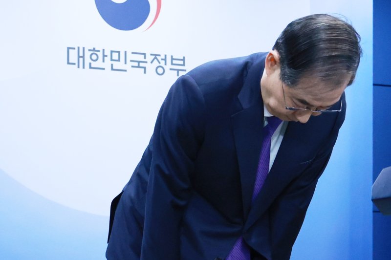 Former South Korean acting President and Prime Minister Han Duck-soo bows after delivering an address to the public at the government complex in Seoul, South Korea in May. Photo by Yonhap/EPA-EFE